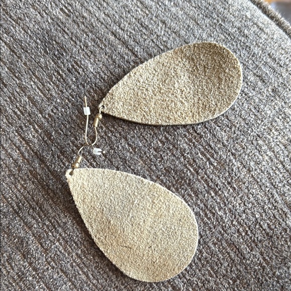 Camouflage Teardrop Earrings, NWOT, 3”dangle, slick fur-like leather - Picture 4 of 7